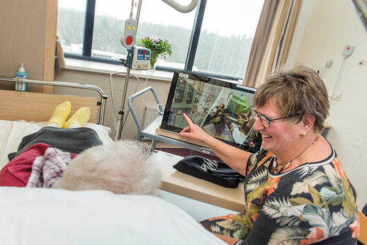 Vrijwilliger in gesprek met patiënt met beleveniskoffer Gelre Apeldoorn - WEB GelreZKH-MF010031 (1)